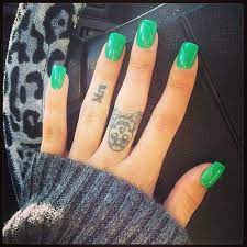 32 couples who gave up their engagement rings for tattoos groene nagels nagelkleur nagels vorm