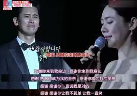 The chinese actor was recently caught getting rather intimate with a mysterious woman in public. Vor Zwei Jahren Kniete Sie Nieder Um Ihrem Mann Einen Heiratsantrag Zu Machen Diese Transnationale Liebe Zeigte Die Beste Seite Der Ehe Australian News Network