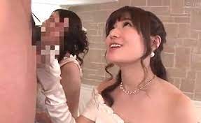 ウェディングドレスの花嫁が参列者たちにお礼のフェラ抜き！！ドレスにかかるザーメンがエロい！！ - 動画エロタレスト