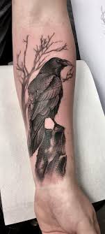 Raven Done By Richard Feodorow At Ivory Tower Tattoo In Gothenburg Sweden Evamigtattoos Tattoo Raven Tattoo Tattoos Crow Tattoo