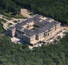 The mysterious putin's palace that featured in a viral video by russian opposition leader alexei navalny appeared to be full of luxuries gifted to president vladimir putin by wealthy friends. Russian President Vladimir Putin S 1 Billion 250 000 Square Foot Palace Russia Palace Homes Mansion Mansi Mansions Apartments Exterior Luxury Garden