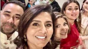 Neetu Kapoor's Fam-Jam Selfie With Kareena-Karisma At India Gate