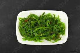 Maybe you would like to learn more about one of these? Chiudere La Porzione Di Insalata Verde Di Alghe Di Wakame Foto D Archivio Crushpixel