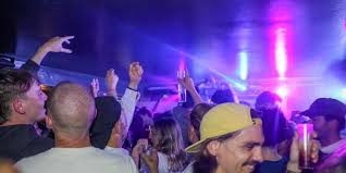 Photo  Les gens sont l pour s'amuser et en profiter  : immersion sur le ...