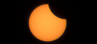 Een zonsverduistering treedt op wanneer een deel van de aarde wordt overspoeld door een schaduw van de maan die het. 1euv2h4b65ipfm