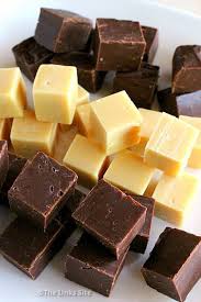 This 2 Ingredient Fudge Is The Easiest Fudge You Will Ever Make No Sweetened Condensed Milk Required Thelinkssit Fudge Easy 2 Ingredient Fudge Fudge Recipes