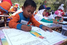 Gambar garuda pancasila garuda pancasila adalah lambang resmi negara kesatuan republik indonesia. Seribuan Anak Lomba Mewarnai Burung Garuda Di Hutan Kamojang Garut Antara News Jawa Barat