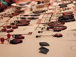 Preparatifs Pour L Exposition De La Maison Des Metiers D Art Creation Unique De Bijoux En Cuir Recycle By Loca