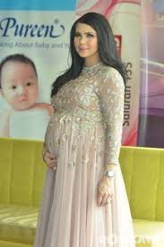 Pin By Ridz On Artis Malaysia Pergnant Maternity Dresses Photography Pregnant Wedding Dress Maternity Gowns