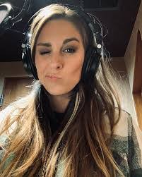 Tara Thompson's Instagram, Twitter & Facebook