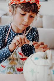 Stock Halloween DIY: Hübsche Deko-Kürbisse Aus Pappmaché