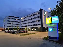 At comfort inn® in blue ash, you can get a great night's rest just 15 minutes from kings island amusement park, and 25 minutes from downtown cincinnati. Oberhausen Holiday Inn Express Hotel Ten Brinke