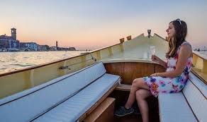 Grand Canal Wisata Kota Di Atas Air Yang Populer Di Venesia Iphedia Com Di 2020 Venesia Roma Perahu