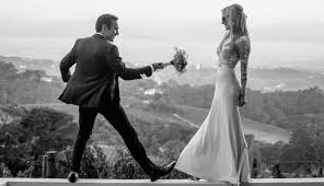 An amateur photographer will usually charge under $1,000, while the top wedding photographers easily command over $10,000 per shoot. How Much Do Wedding Photographers Charge Sheeba Magazine