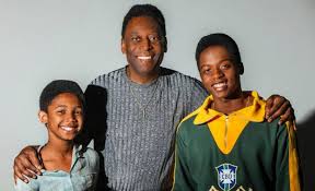 Мало кто из поклонников футбола не слышал о легендарном человеке эдсоне арантисе ду насименту по прозвищу пеле. Ar Rahman In Oscar Race Again Courtesy Footballing God Pele Birth Of A Legend