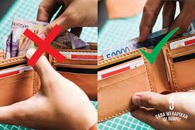 Karena mengambil uang suaminya di dompet anda rp 76 ribu, seorang istri di desa talau, kecamatan pangkalan kuras, babak belur suami dipukuli. Voyej Leather Goods 5 Cara Merapikan Isi Dompet