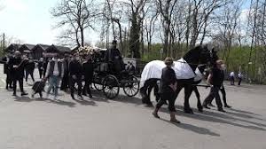 Das müssen nun staatsanwälte nach einer großrazzia in rheindorf prüfen. Goman Clan Chef Beerdigung Polizeigrosseinsatz Auf Reuschenberger Friedhof In Leverkusen Am 20 4 21 Youtube