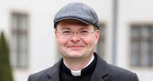 Fekete Szabolcs Benedek: Meg kell látnunk a szeretetet az Egyházat érő  építő kritikákban - Szemlélek