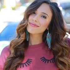 Holly Downey's Instagram, Twitter & Facebook