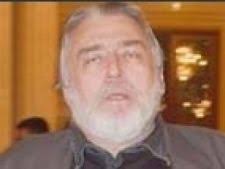 Păunescu studierte philologie an der universität von bukarest und wurde schriftsteller und journalist. Fiu Adrian Paunescu