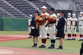 この度、女子監督に本学ソフトボール部のobの 利根川 勇 氏が監督に就任することになりました。 部長兼監督であった、小川 幸三 先生は、部長に専念する形となりました。 é«˜æ ¡ é•·é‡Žå•† å‰µéƒ¨100å'¨å¹´ã‚'è¨˜å¿µã—æ‹›å¾…è©¦åˆ Nines Web
