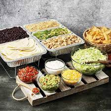 A diy taco bar is the perfect buffet party idea for families with little kids or diverse tastes—picky eaters and adventurous diners alike can build their set up a station with dishes of taco fillings and toppings, and let your guests serve themselves—that way everyone gets exactly what they want for dinner. Menu Graduation Party Foods Party Food Bar Party Food Bars