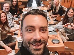 Η μελαχρινή καλλονή και ο γνωστός. L7vrvyazyu4a M