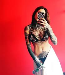 Candelaria, la artista del clan, tiene a sus 22 aos 17 tatuajes, entre ellos una enredadera, el smbolo de la paz, el ojo de la deidad egipcia horus. Cande Tinelli Imparable Ahora Se Tatuo La Panza De Negro El Dia De Hoy