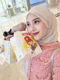 Tak sangka Macao sekarang makin comel! 😍 Baru-baru ni, ada bas Hello Kitty  yang sangat cute berlegar sekitar bandar — dan yang paling best, percuma je  kalau buat tempahan awal! 🚌🎀 Lepas