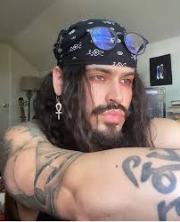 Who are your favorite goth/dark file creators? I see all of these items  that people create and while they're all so cute none of them align with my  personal preference and style.