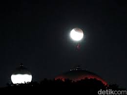 Terjadinya gerhana matahari dan bulan diakibatkan karena pergeseran letak antara bumi, bulan dan matahari. Wajib Tahu Ini Perbedaan Gerhana Matahari Dengan Gerhana Bulan