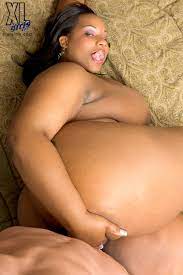 Una negra gorda con un trasero aún más grande se desnuda para masturbarse -  PornPics.com