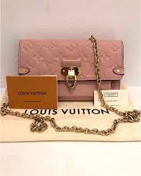 The wallet on chain or woc is another accessory that should be a part of every fashionista's collection. Revie Louis Vuitton Vavin Chain Wallet Rose Poudre 1800 Facebook