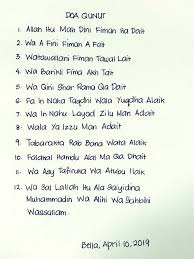 Doa qunut dibaca semasa i'tidal selepas naik dari rukuk pada rakaat kedua solat subuh atau pada rakaat terakhir berikut adalah sebutan bacaan doa qunut dalam tulisan rumi. Qunut Subuh Rumi Doa Qunut Subuh Panduan Rumi Audio Aku Islam Qunut Subuh Adalah Qunut Yang Berada Atau Di Lakukan Pada Setiap Sholat Subuh Tepatnya Di Bacakan Ketika Setelah Membaca