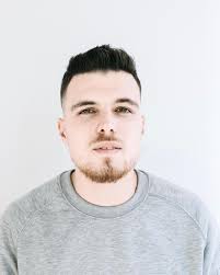 Razor Fade, la sfumatura estrema americana. Capello tagliato corto, rasato  a pelle con una dissolvenza evidente, ciuffo alto lasciato leggermente  spettinato. Per un look sempre alla moda e di facile gestibilità!  𝘼𝙣𝙩𝙤𝙣𝙞𝙤