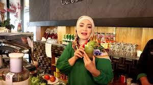 Dalam bayam terkandung banyak serat dan nutrisi penting yang dibutuhkan tubuh bayam merupakan salah satu sayuran yang mengandung nitrat tinggi. Resep Jus Sayur Bikin Langsing Rahasia Memilih Buah Sayur Ala Dewi Hughes Episode 6 Part 2 Youtube