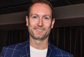 Transfer Thursday: Wouter Zwart naar het Jeugdjournaal, stoelendansje bij  NRC en RTL hengelt NPO'ers binnen