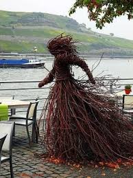 Das Ist Doch Sicher Die Wetterhexe Gula Aus Der Kinderbuchserie Von Ingo Siegner Der Kleine Drache Kokosnuss Die Uns Mit I Twig Art Outdoor Art Garden Art