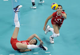 Bu noktada, naz aydemir akyol başta olmak üzere birçok voleybolcumuz hakkındaki araştırmalar da artış gösterdi. The Turkish Naz Aydemir 11 Falls While Her Companion Neslihan Darnel 17 Saves The Ball During An Opening Match Against China Olympics Athlete Olympians