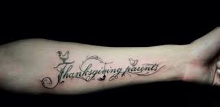 Bờ vai của nữ là nơi thích hợp để bạn tattoo những hình xăm chữ đẹp. Hinh XÄƒm Y NghÄ©a Vá» Tinh Anh Em