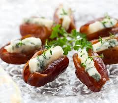 I tramezzini al salmone sono un antipasto di pesce veloce e facile da preparare, dal sapore gustoso e raffinato. Antipasti Di Natale Eleganti E Sfiziosi Datteri Ripieni Natale Mammafelice