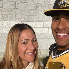 Mileydie González Torres iba como pasajera del vehículo todoterreno cuando  el conductor invadió un carril y chocó de frente con un carro. El "four  track" involucrado fue retirado de la escena por