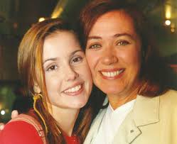 Laços de Família: Íris leva bofetada da mãe ao insinuar que ela também  gosta de Pedro