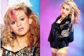 Dos años después, con el apoyo de su madre, rubio también se aventuró con una carrera en solitario y, en 1992, publicó su primer trabajo como solista, la chica dorada, bajo el sello de emi. Especial Paulina Rubio La Chica Dorada De Mexico Arriba A Los 46 Anos