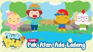 Pada mulanya berbulu perang pucat dan tidak memakai sebarang pakaian, kemudian diolah semula untuk berbulu coklat kemerahan, memakai topi, baju berwarna firus dan seluar panjang biru tua. Didi Friends Versi 2d Pak Atan Ada Ladang Tudididi Youtube