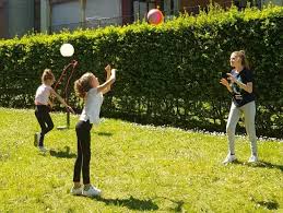 Coronavirus I Bimbi Giocano In Cortile Ma A Turno Le Mamme Stabiliscono Gli Orari In Chat Corriere It