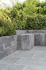 Eine Gute Kombination Diese Antik Mauer Mit Der 6040 Cm Latio Metallico Eine Gute Kombination Diese Antik Steinmauer Garten Garten Stufen Blumenbeet Anlegen