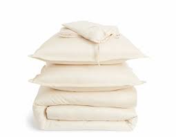Som er en kollektion jeg (og sikkert alle der kender mig og mit klædeskab.) har vidst, at jeg ville lancere som noget af det første i min shop. Drap Housse Satin De Coton Luxe Blanc Creme Preface Linge De Maison