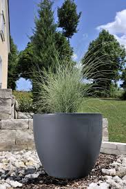 Der Blumentopf Tarro 50 Aus Kunststoff In Mattem Anthrazit Hilft Zur Darstellung Eines Harmonischen Gesamtbildes Pflanzkubel Pflanzkubel Kunststoff Topfblumen