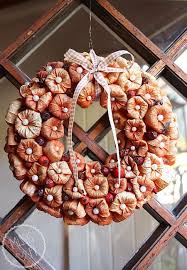 Physalis Im Mittelpunkt Herbstlicher Turschmuck Mit Lampionblumen Und Hagebutten Diy Door Wreath Ma Herbst Dekor Diy Lampionblume Basteln Herbst Dekoration